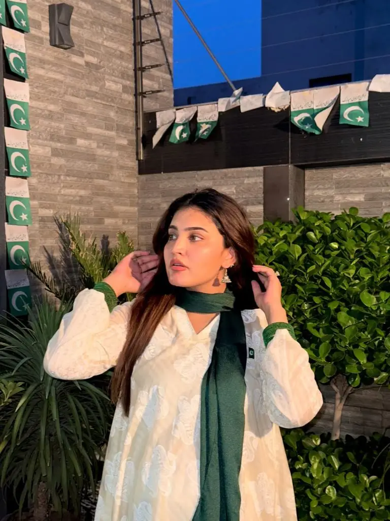 آئقرا کنوال نے آزاد خصوصی فیملی فوٹوشوٹ کا اشتراک کیا