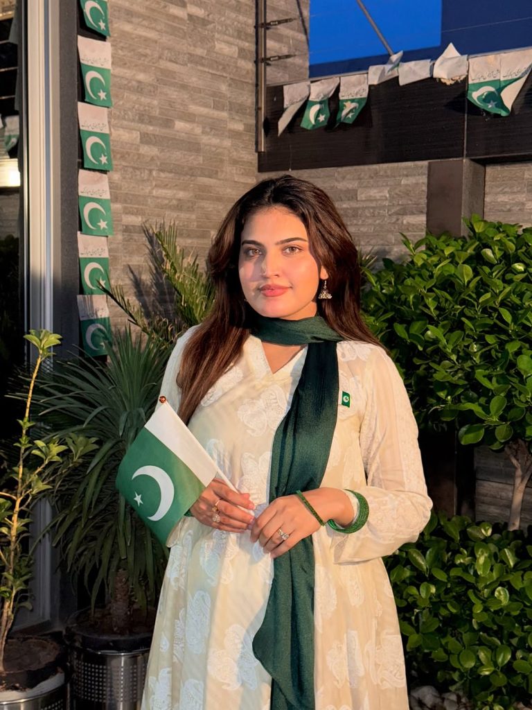 آئقرا کنوال نے آزاد خصوصی فیملی فوٹوشوٹ کا اشتراک کیا