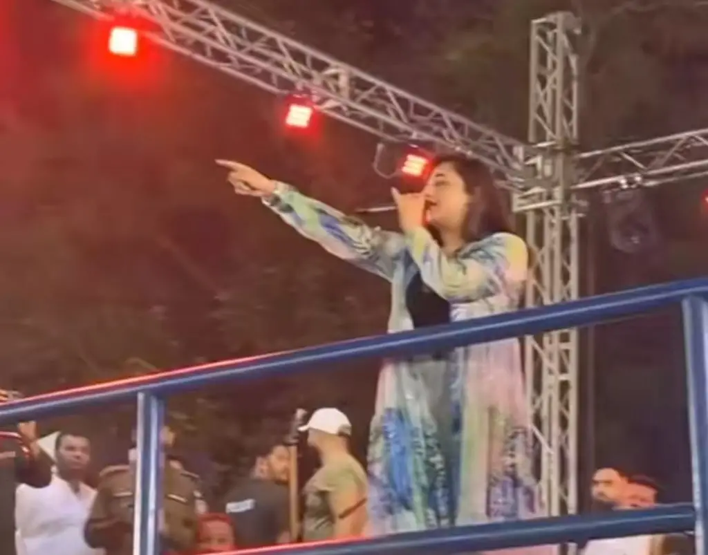 نیمرا مہرہ کنسرٹ کے دوران راؤڈی فین پر چیخیں