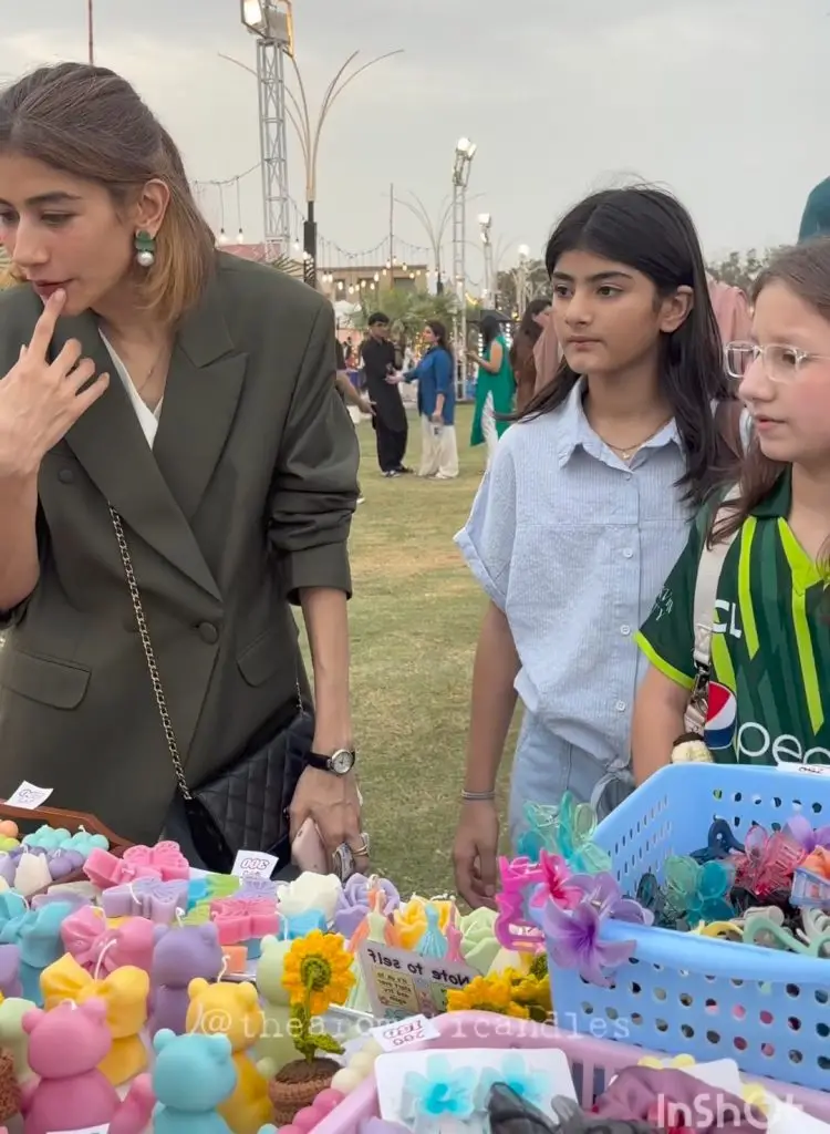 بیٹی کے ساتھ سائرا یوسف کی تازہ ترین ویڈیو تنقید کو بھڑکاتی ہے