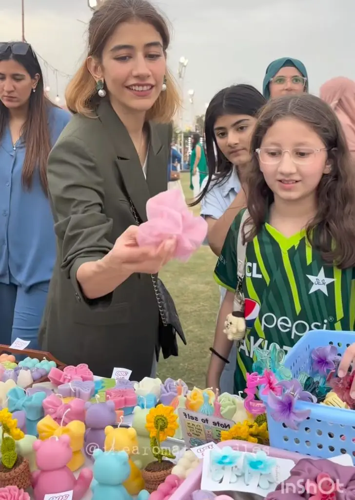 بیٹی کے ساتھ سائرا یوسف کی تازہ ترین ویڈیو تنقید کو بھڑکاتی ہے
