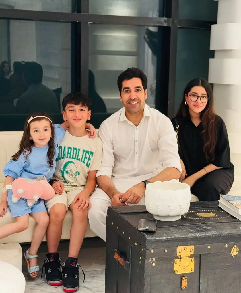 عمر گل برطانیہ میں خاندانی تعطیلات سے لطف اندوز ہو رہا ہے