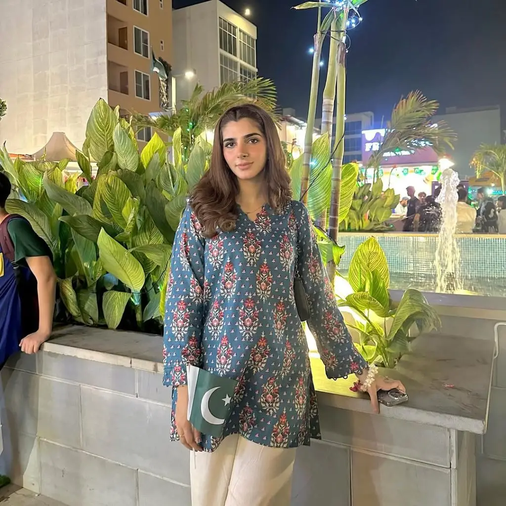 کون لادلی سے نازو ہے