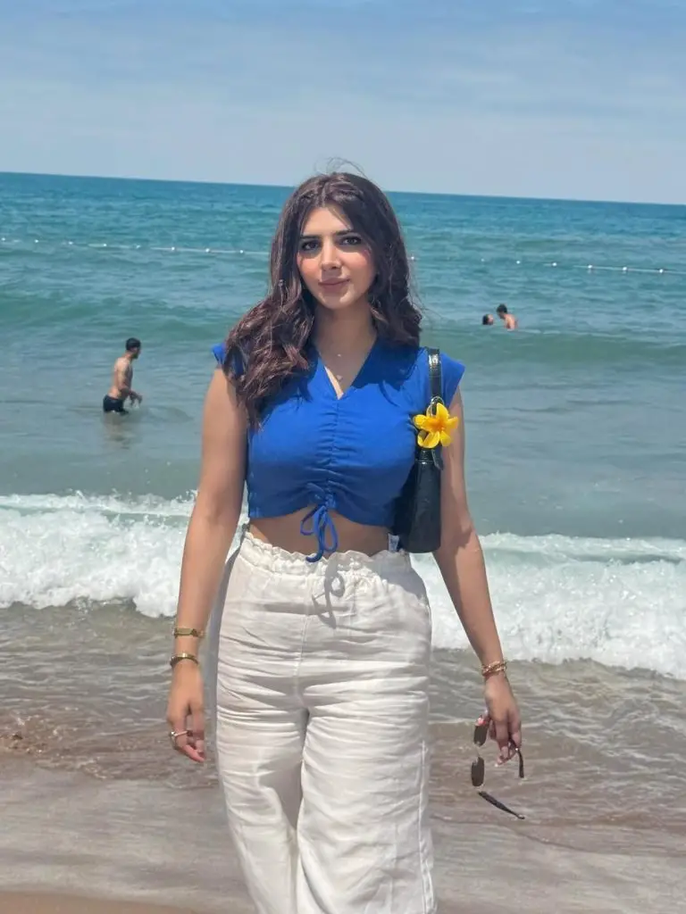 کون لادلی سے نازو ہے