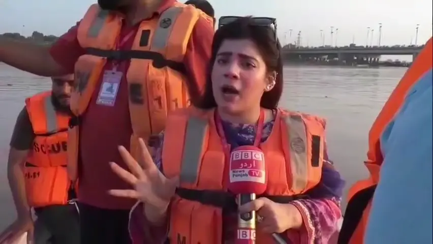 پاکستانی رپورٹر مہرونیسا مزاحیہ سیلاب کی اطلاع دہندگی کے لئے وائرل ہوگئیں