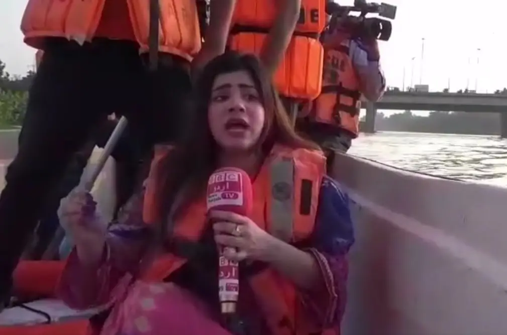 پاکستانی رپورٹر مہرونیسا مزاحیہ سیلاب کی اطلاع دہندگی کے لئے وائرل ہوگئیں