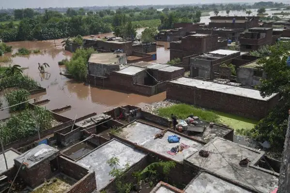پاکستانی رپورٹر مہرونیسا مزاحیہ سیلاب کی اطلاع دہندگی کے لئے وائرل ہوگئیں