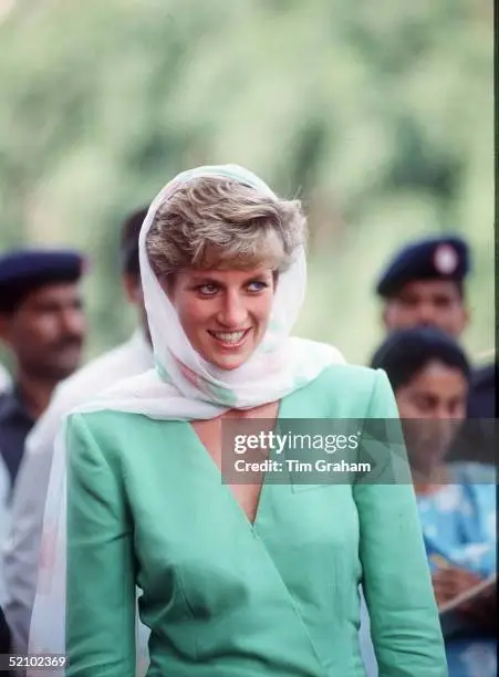 آئیزا خان کو ڈیانا کی مشہور شکل کو دوبارہ بنانے کے لئے ردعمل کا سامنا کرنا پڑتا ہے آئیزا خان کو ڈیانا کی مشہور شکل کو دوبارہ بنانے کے لئے ردعمل کا سامنا کرنا پڑتا ہے