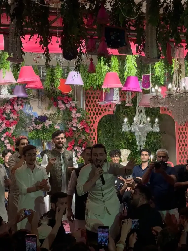 شادی کے رقص پر حسن رحیم کی گلگت کی جڑیں چمکتی ہیں