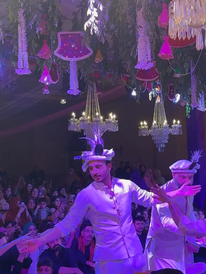 شادی کے رقص پر حسن رحیم کی گلگت کی جڑیں چمکتی ہیں