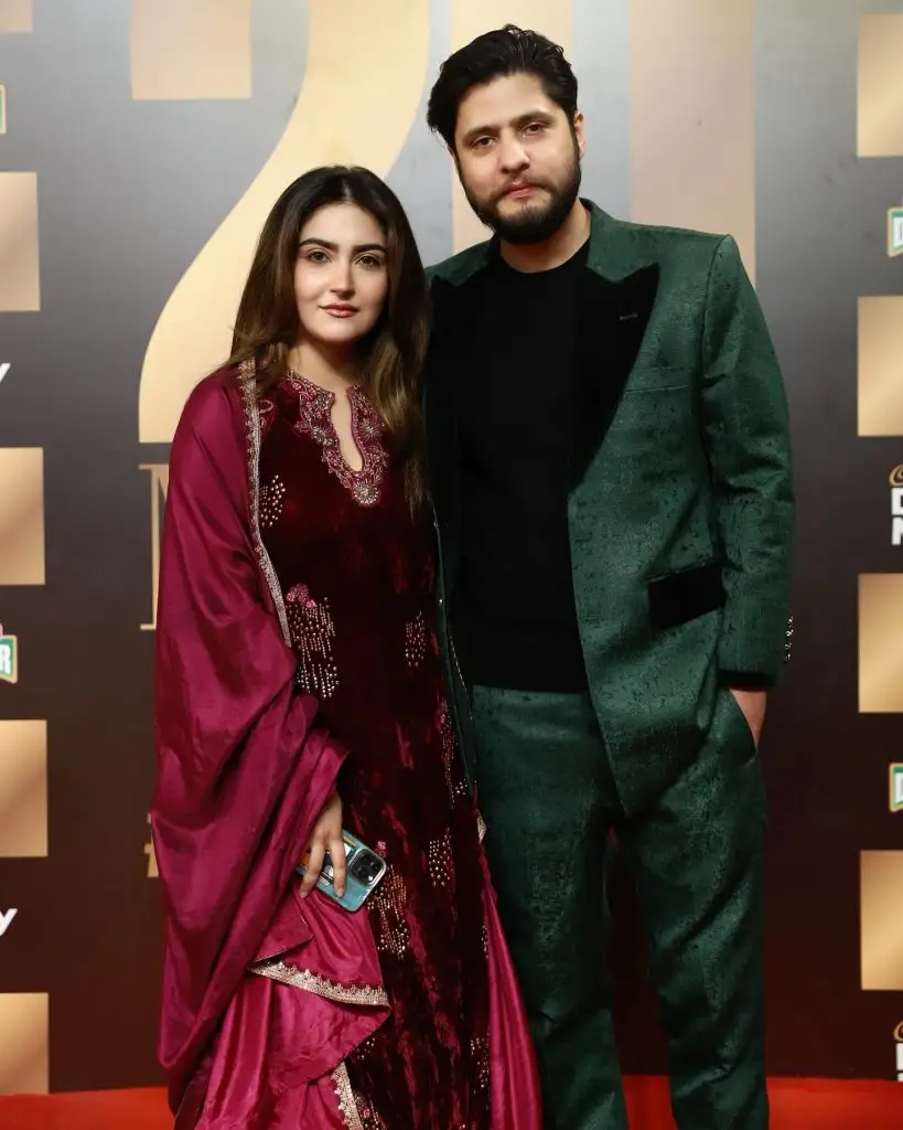 پاکستانی مشہور شخصیات کے جوڑے جو سیٹ پر محبت میں پڑ گئے