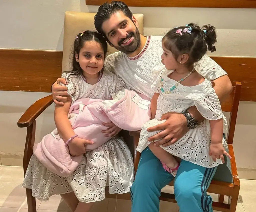 منل خان نے ایمن کی بچی نیمل کا خیرمقدم کیا