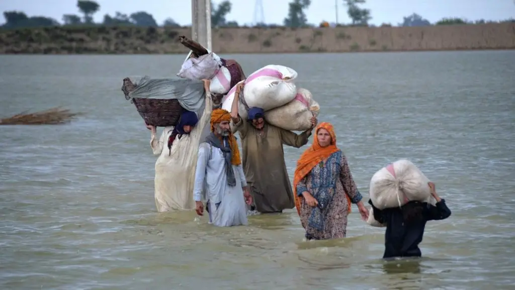 سیلاب کے درمیان سوات کے پرنسپل نے جان بچانے کے فیصلے پر سراہا