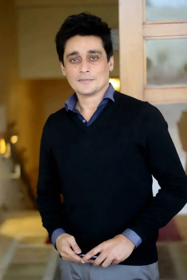سہیر لودھی اداکاروں کو اس کا مذاق اڑاتے ہوئے جواب دیتے ہیں