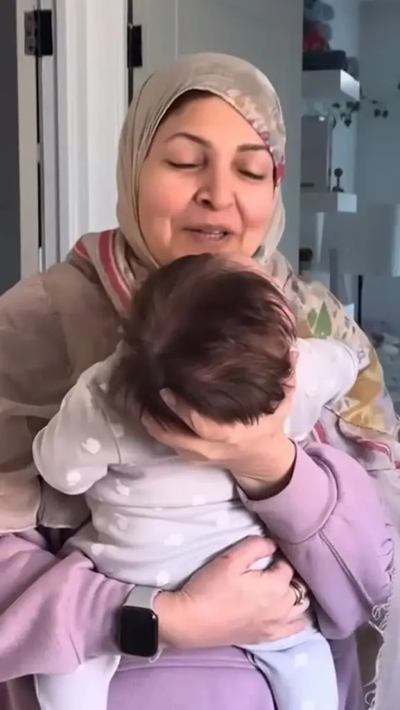 شگوفٹا اجز بیٹی کے ساتھ میٹھی کلکس