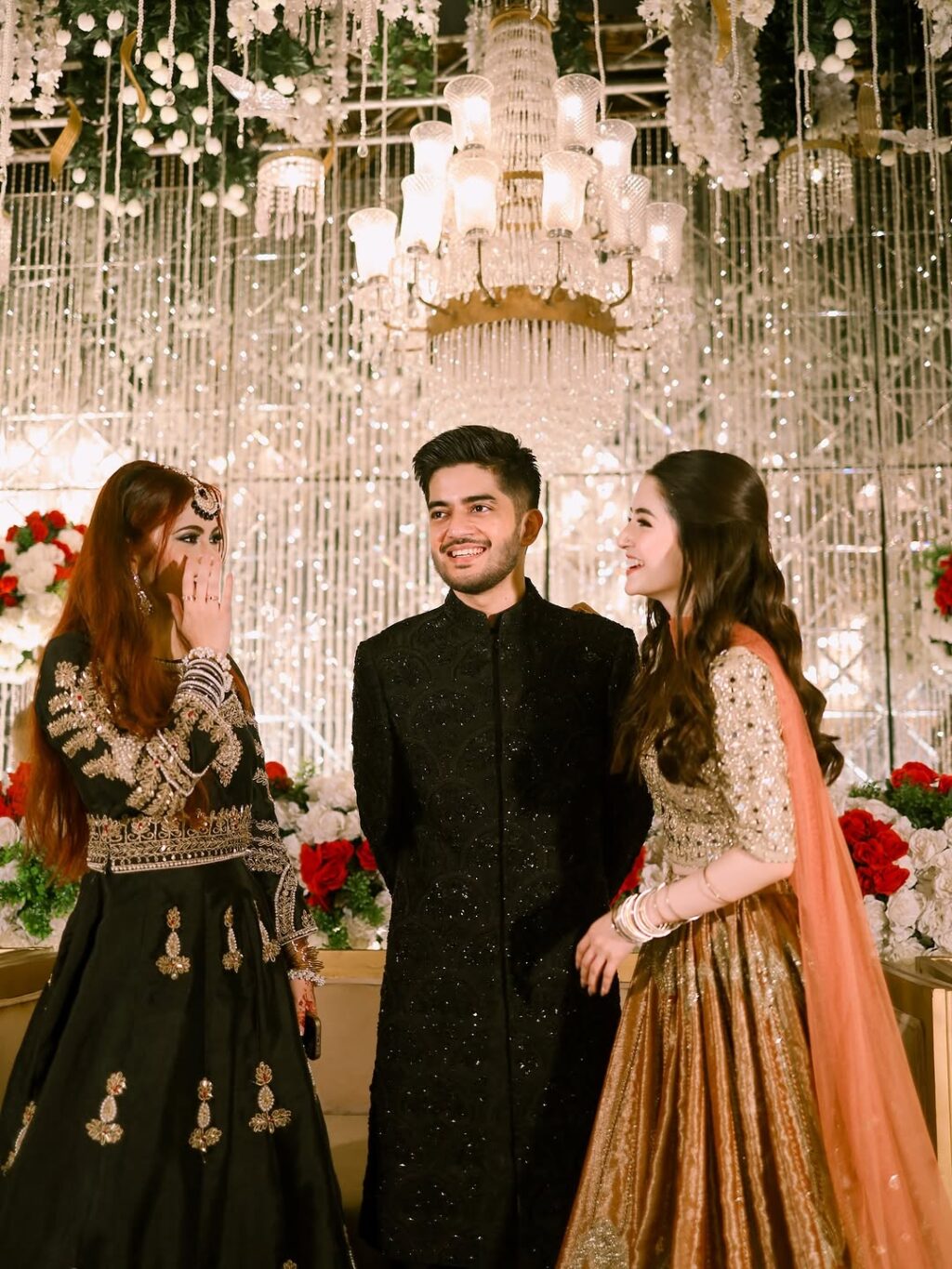 میرب علی ایچ ڈی بھائی کے بارات سے کلکس کرتے ہیں