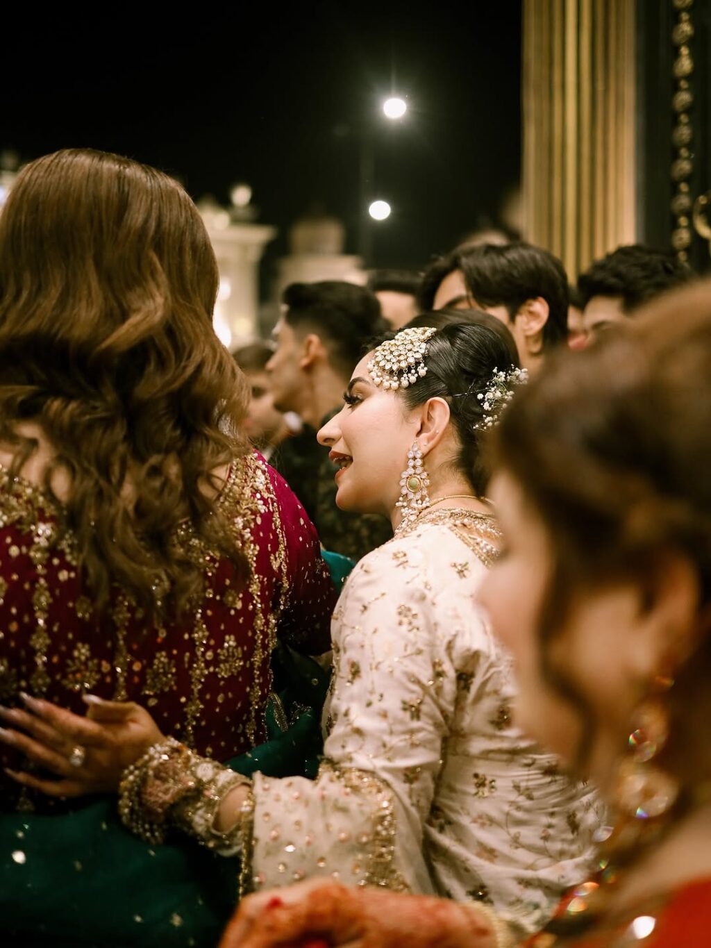 میرب علی ایچ ڈی بھائی کے بارات سے کلکس کرتے ہیں