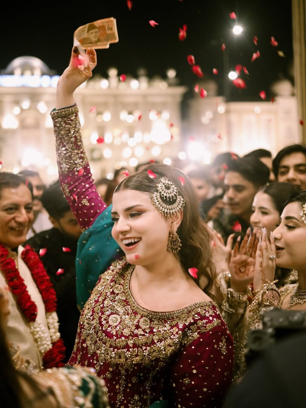میرب علی ایچ ڈی بھائی کے بارات سے کلکس کرتے ہیں