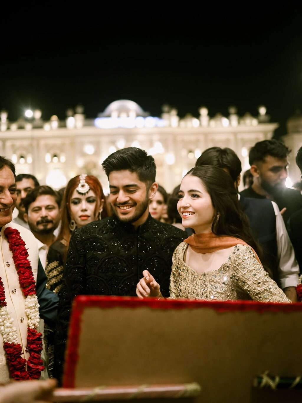میرب علی ایچ ڈی بھائی کے بارات سے کلکس کرتے ہیں