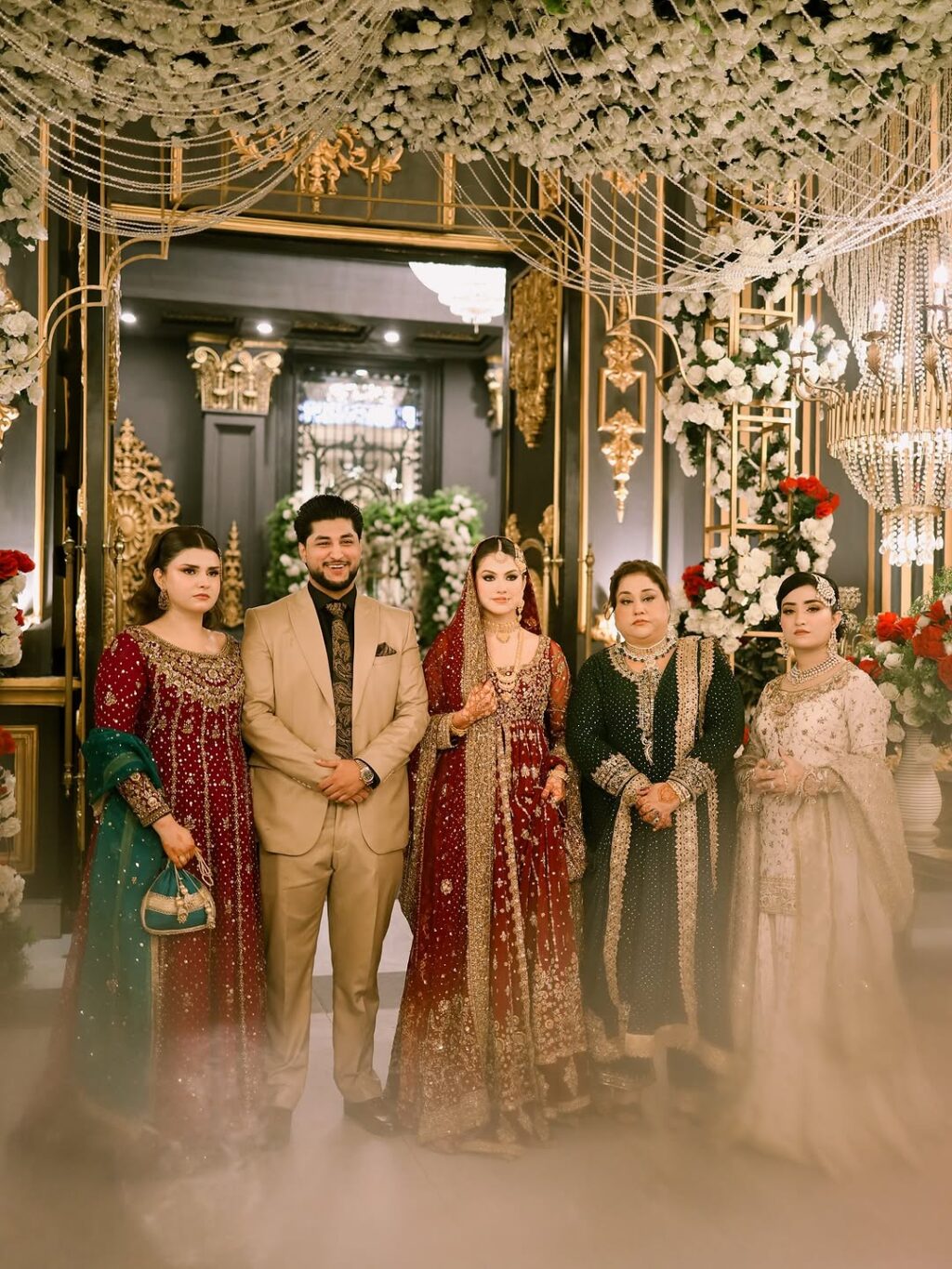 میرب علی ایچ ڈی بھائی کے بارات سے کلکس کرتے ہیں