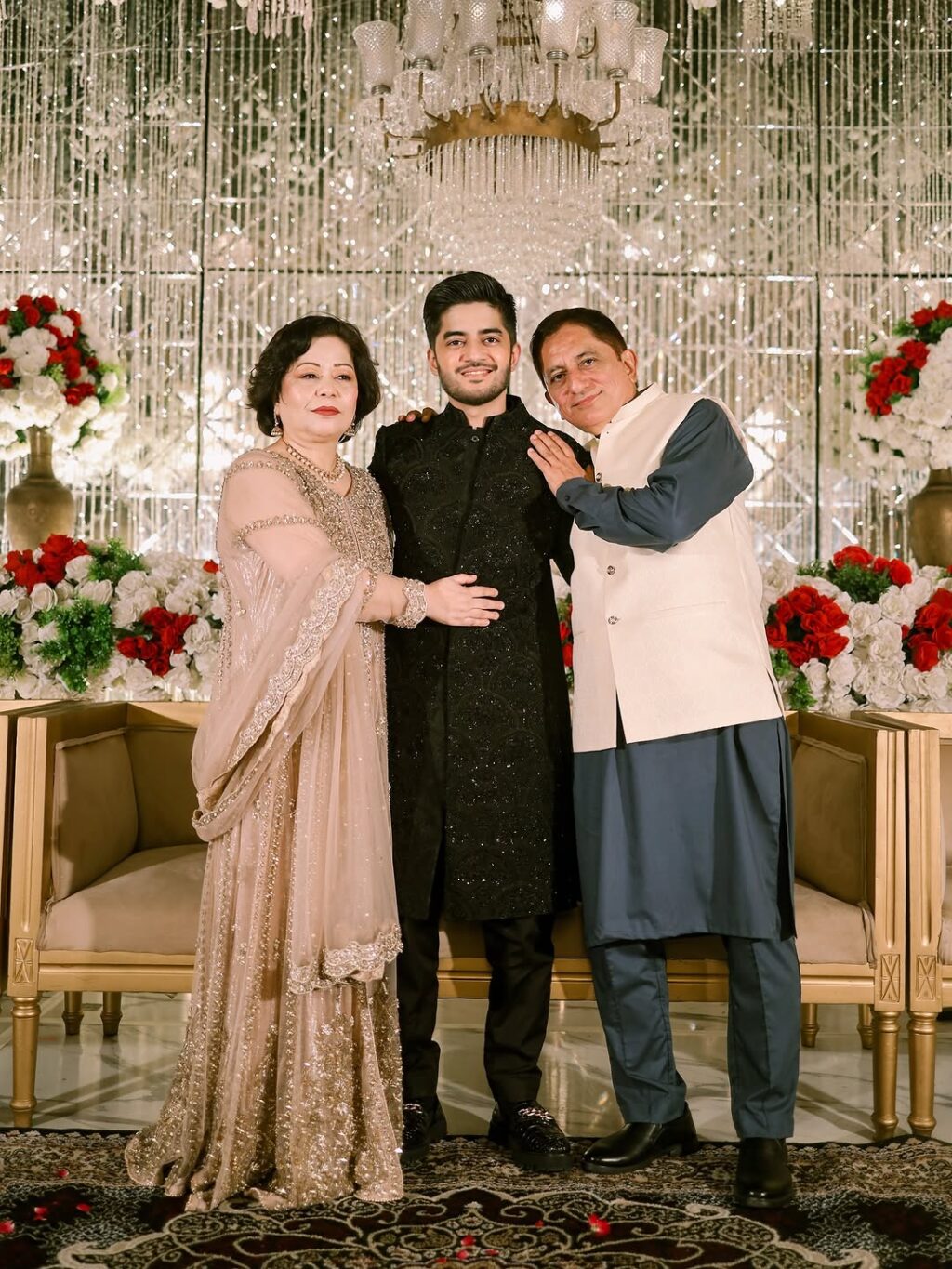 میرب علی ایچ ڈی بھائی کے بارات سے کلکس کرتے ہیں