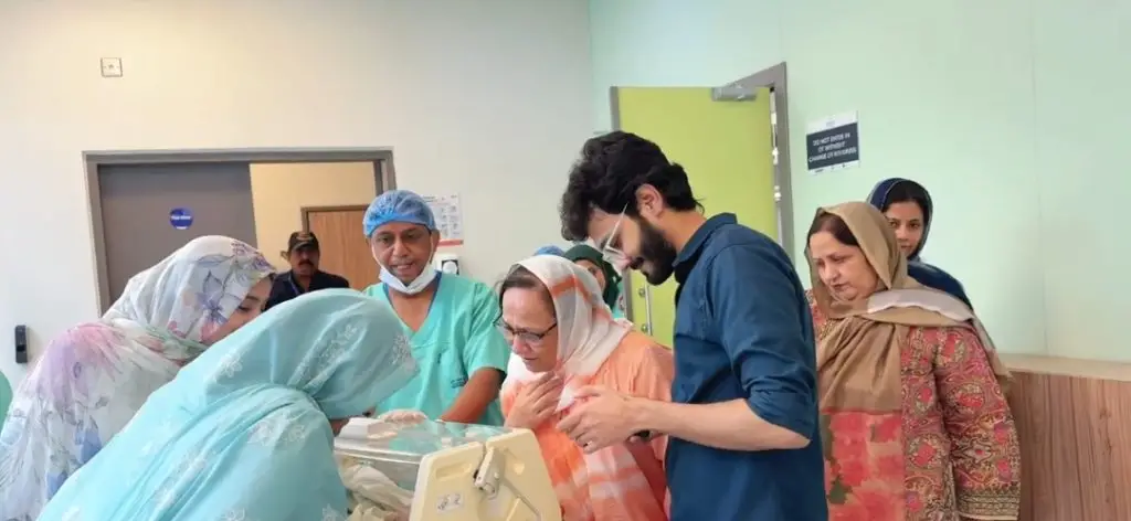راجاب بٹ بیبی نیوز پر آنسوؤں میں ٹوٹ جاتا ہے