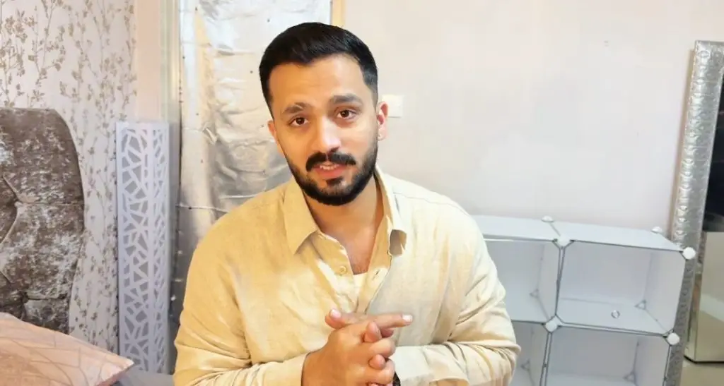 راجاب بٹ بیبی نیوز پر آنسوؤں میں ٹوٹ جاتا ہے