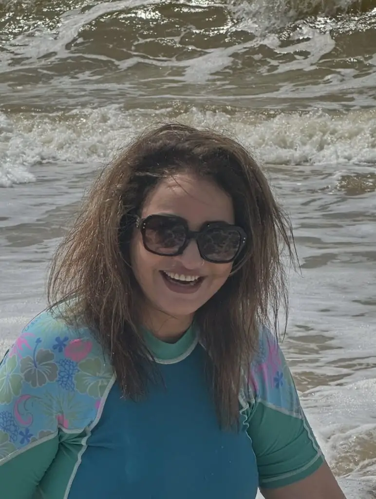 دوستوں کے ساتھ سبا فیصل کی بیچ پارٹی