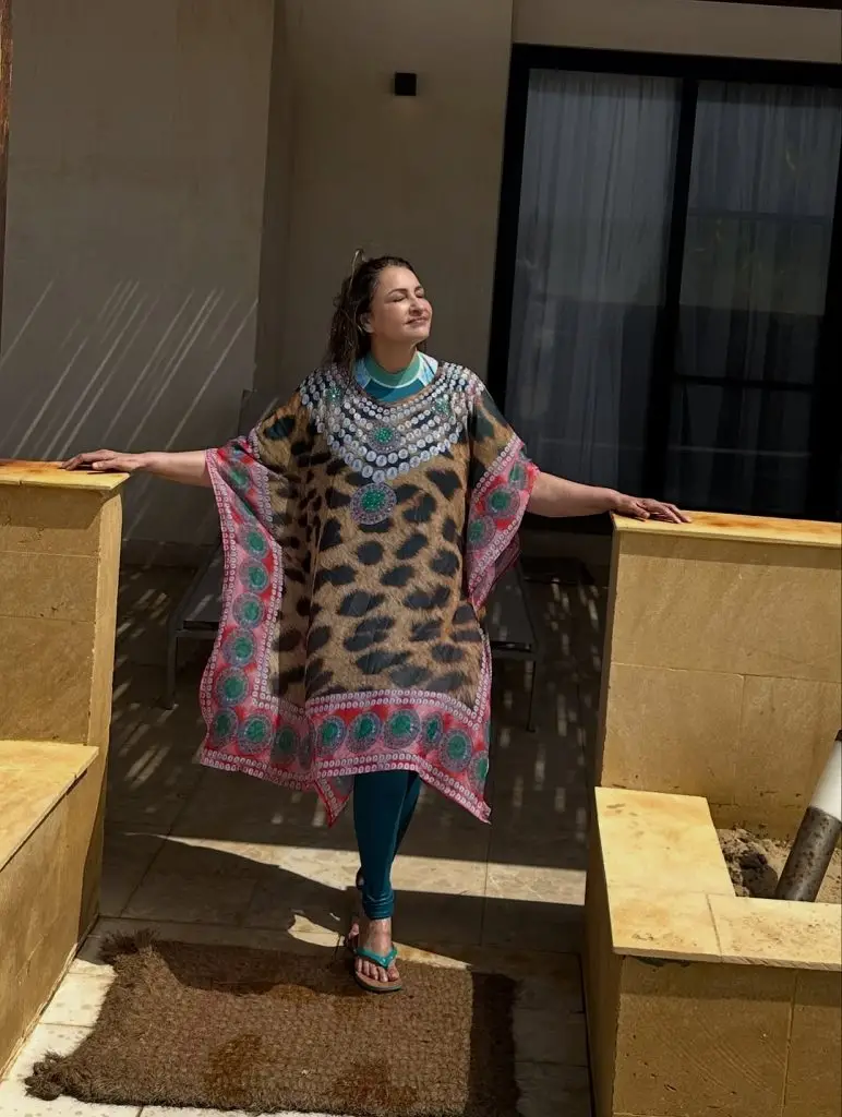 دوستوں کے ساتھ سبا فیصل کی بیچ پارٹی