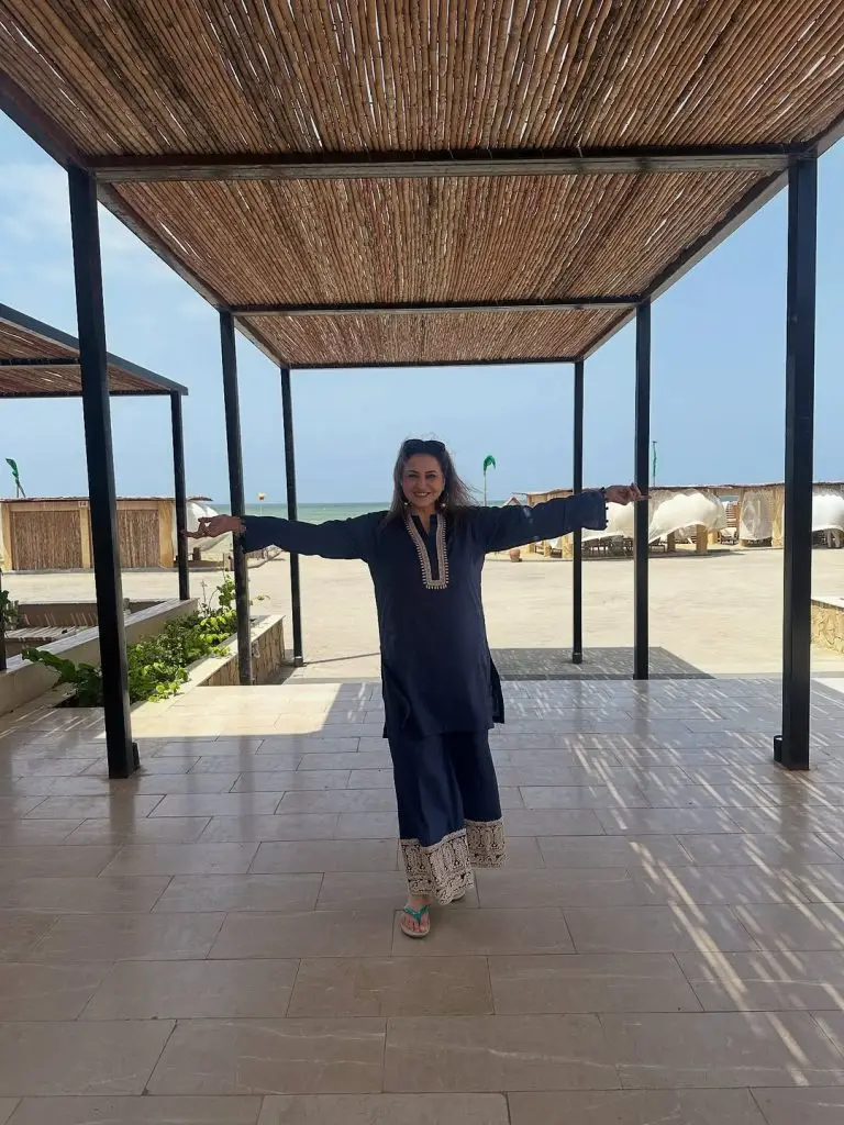 دوستوں کے ساتھ سبا فیصل کی بیچ پارٹی