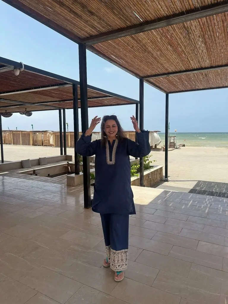دوستوں کے ساتھ سبا فیصل کی بیچ پارٹی