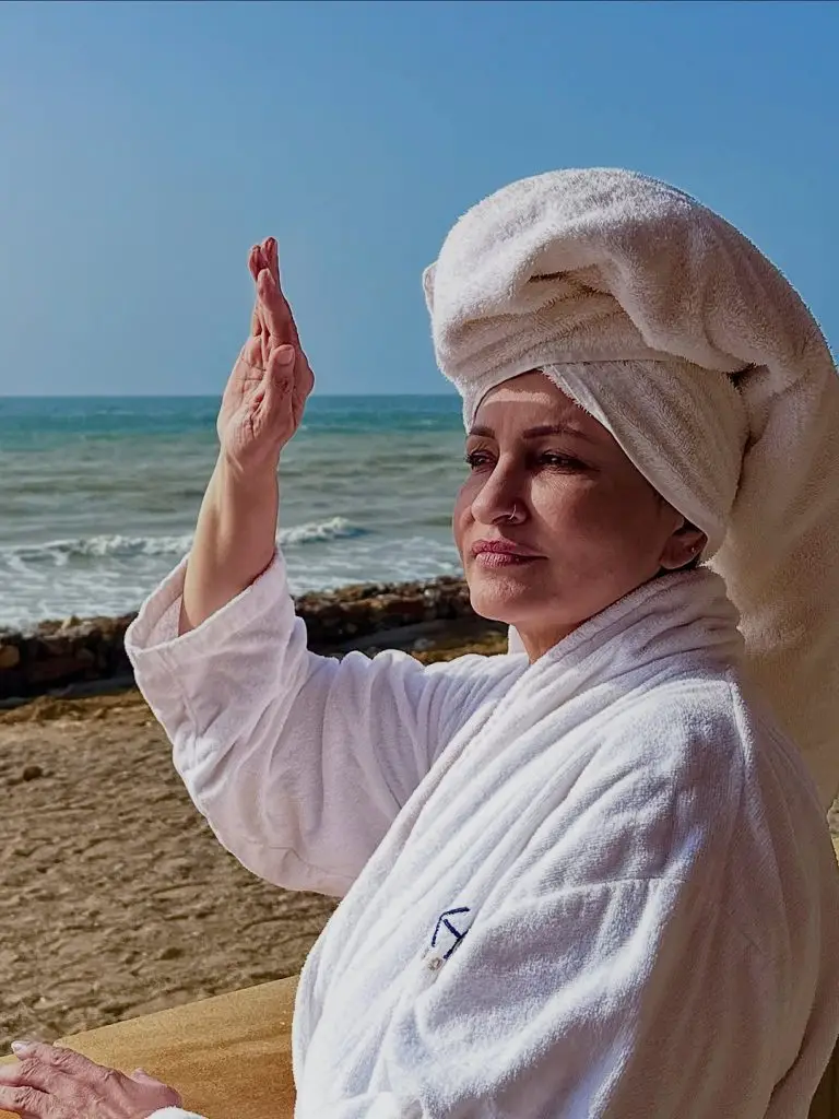دوستوں کے ساتھ سبا فیصل کی بیچ پارٹی