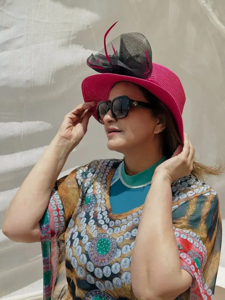 دوستوں کے ساتھ سبا فیصل کی بیچ پارٹی