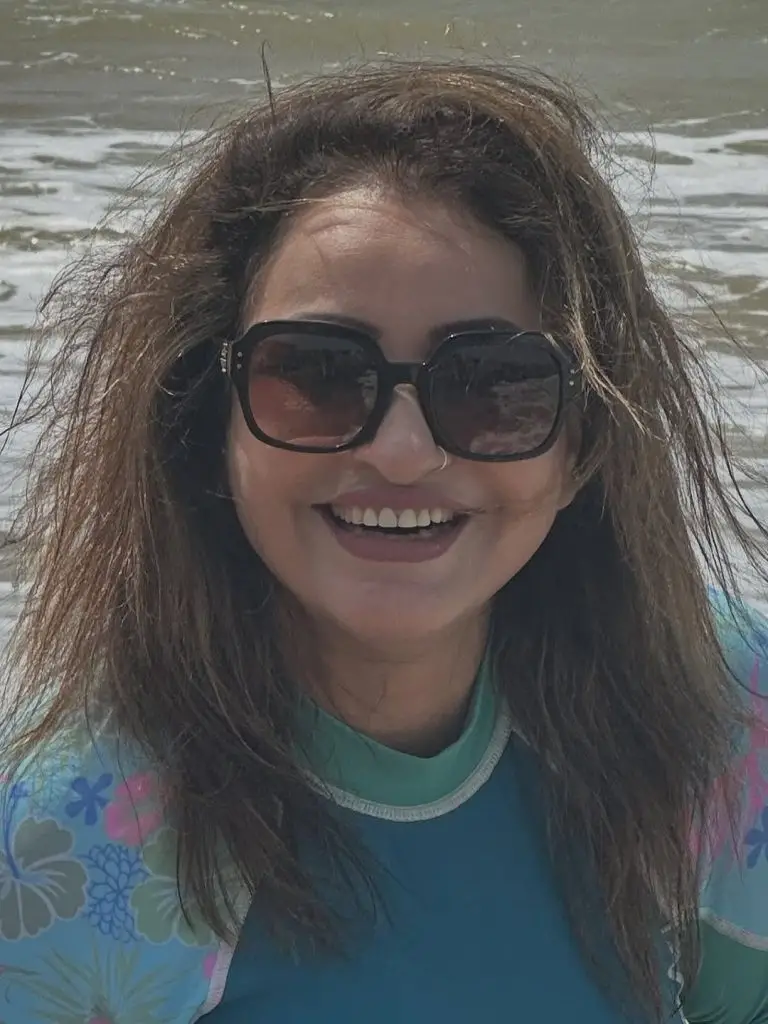 دوستوں کے ساتھ سبا فیصل کی بیچ پارٹی