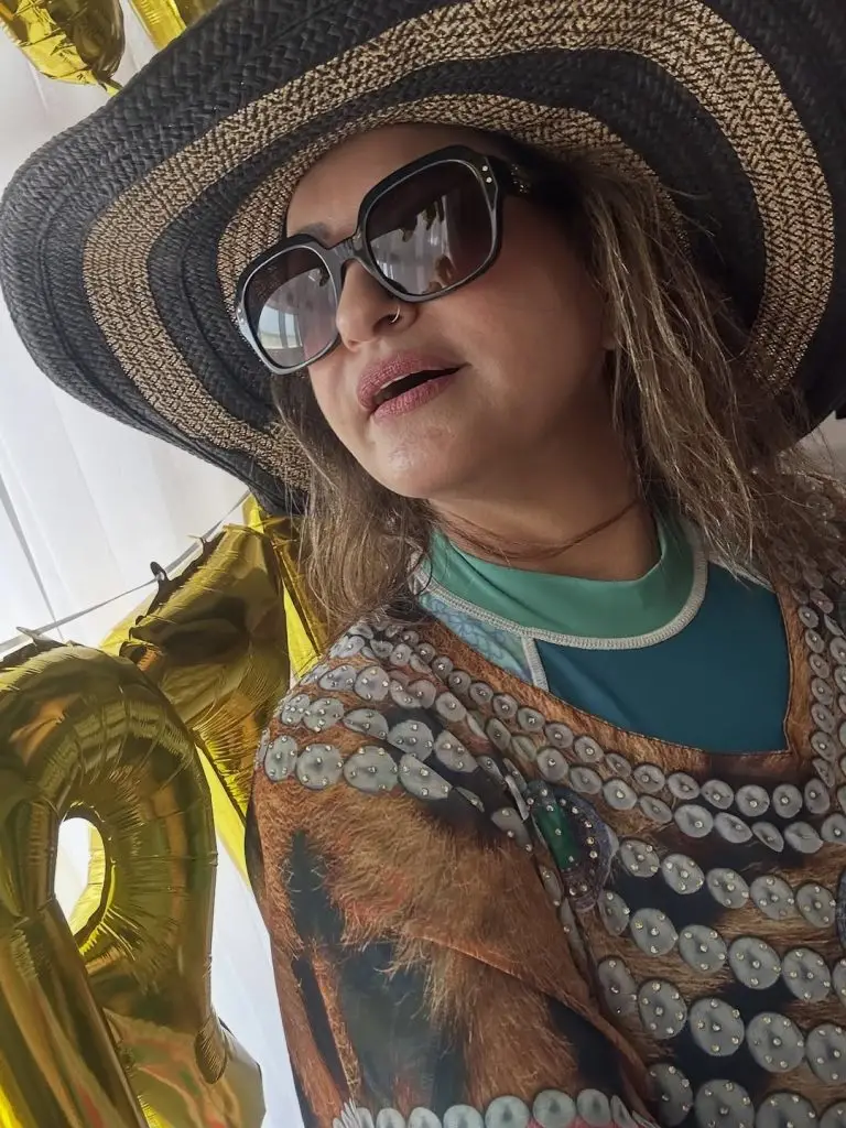 دوستوں کے ساتھ سبا فیصل کی بیچ پارٹی