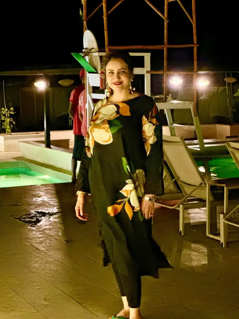 دوستوں کے ساتھ سبا فیصل کی بیچ پارٹی
