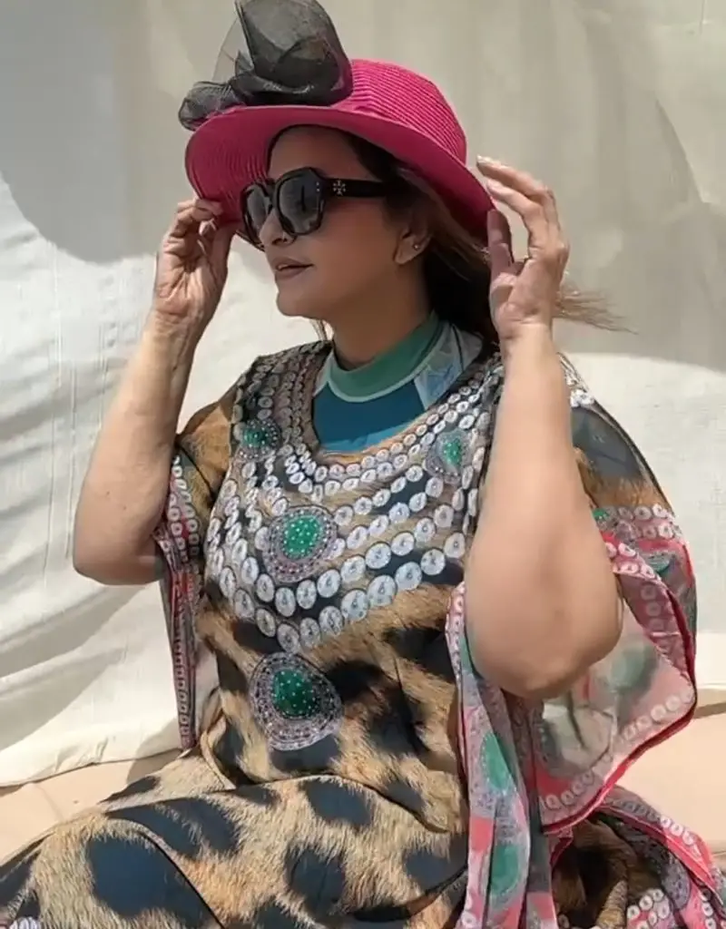 دوستوں کے ساتھ سبا فیصل کی بیچ پارٹی