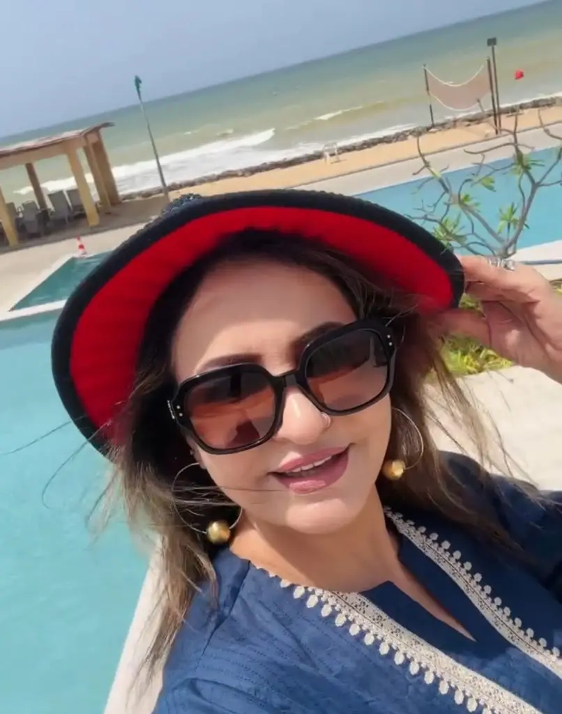 دوستوں کے ساتھ سبا فیصل کی بیچ پارٹی
