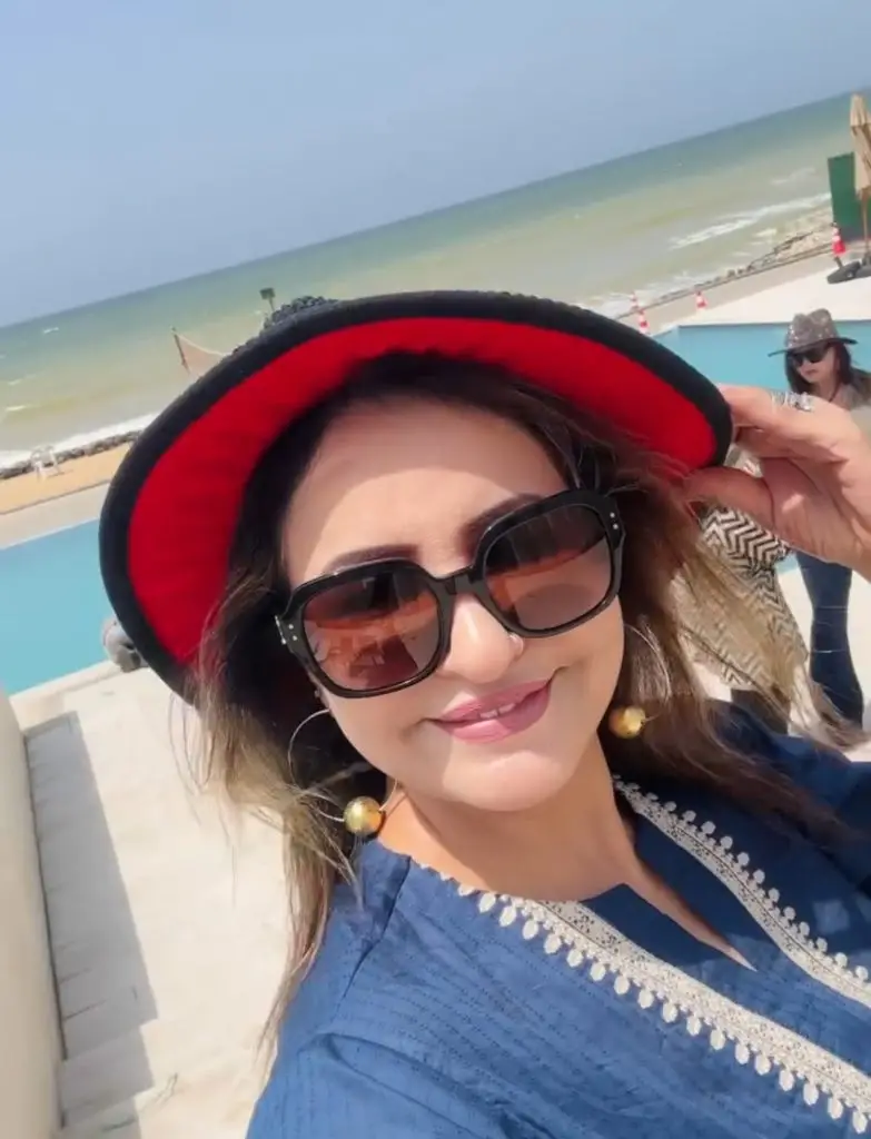 دوستوں کے ساتھ سبا فیصل کی بیچ پارٹی