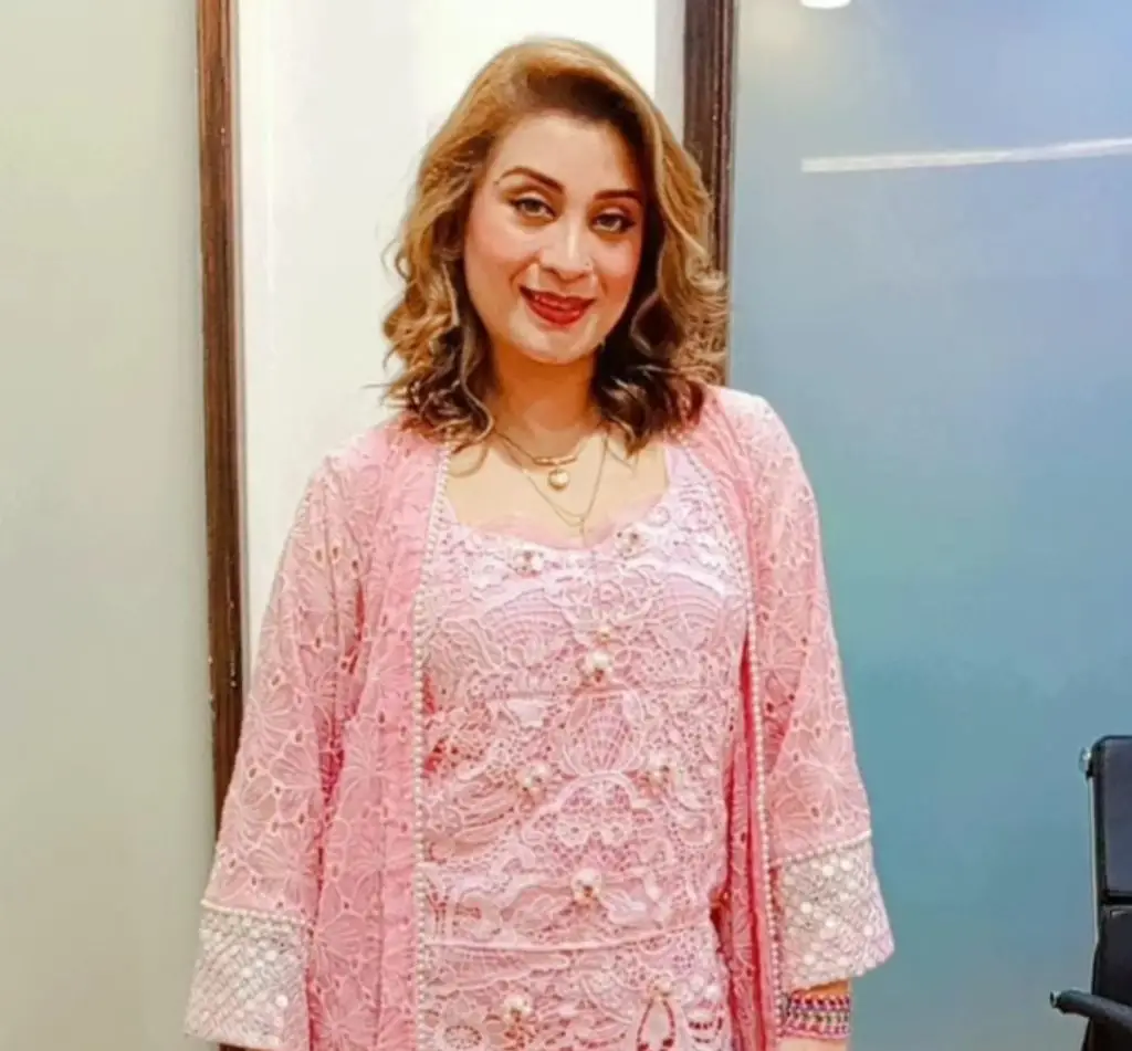 سارہ عمیر کرینہ کپور کے ساتھ اس کی حیرت انگیز مشابہت پر