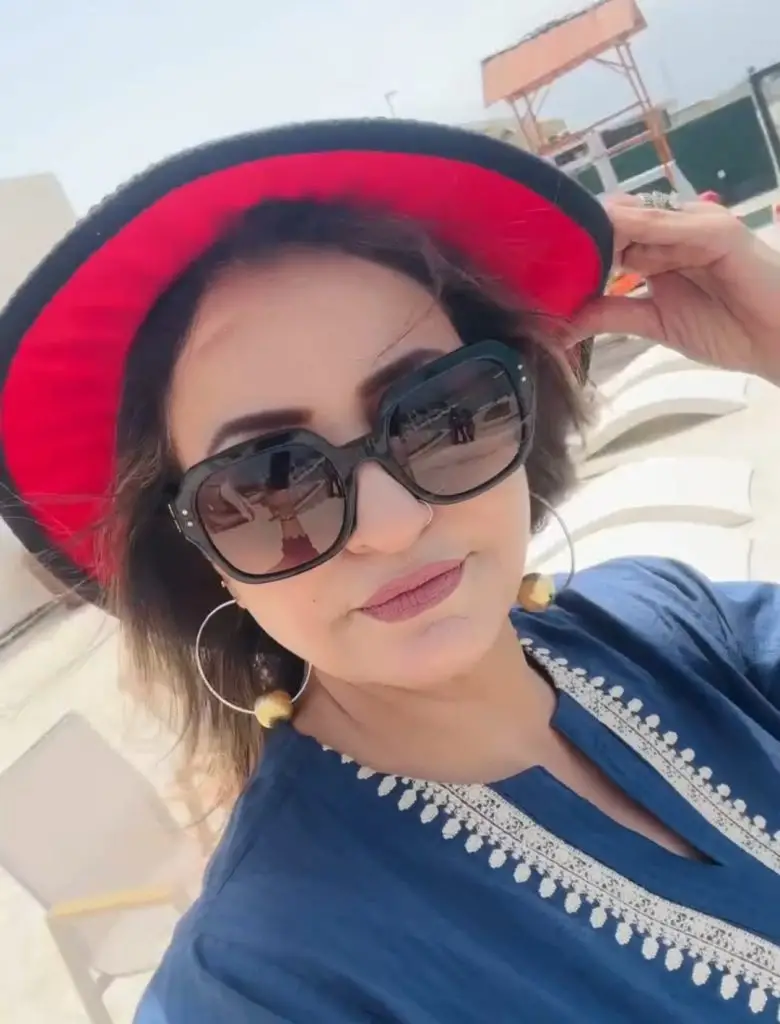 دوستوں کے ساتھ سبا فیصل کی بیچ پارٹی
