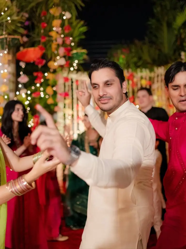 آئیزا خان نے بھائی کے مہندی کے خوبصورت کلکس شیئر کیے ہیں