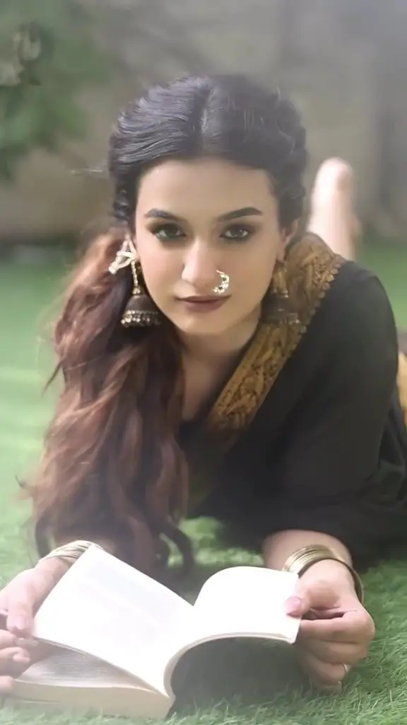 ہیرا خان کی ساری نظر ابرو اٹھاتی ہے