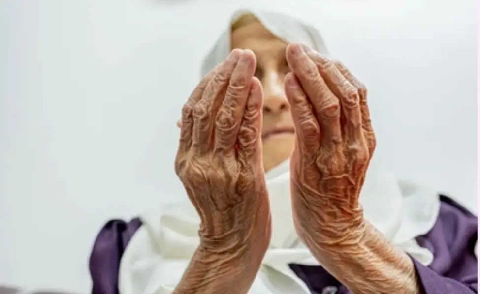 ناصر ادیب دیر سے ماں کو یاد کرتے ہوئے آنسوؤں میں ٹوٹ گیا