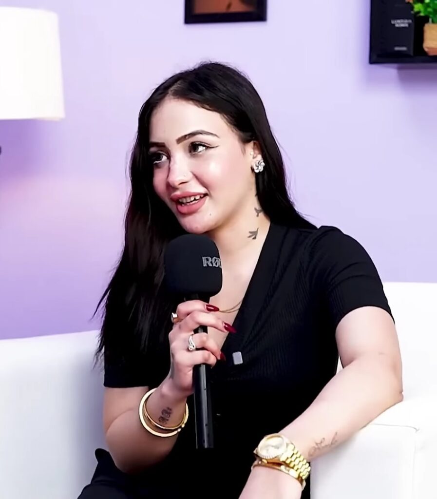 رجب بٹ نے خواتین پر الزام لگاتے ہوئے کہا