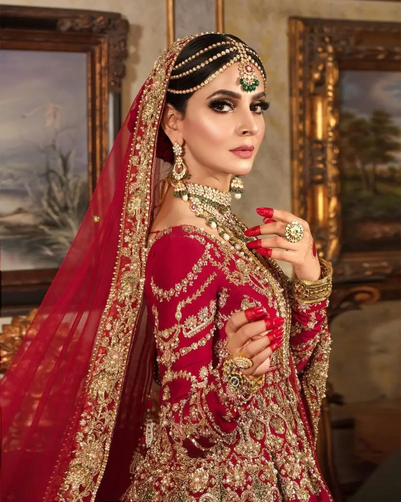 کارڈوں پر سبا قمر شادی