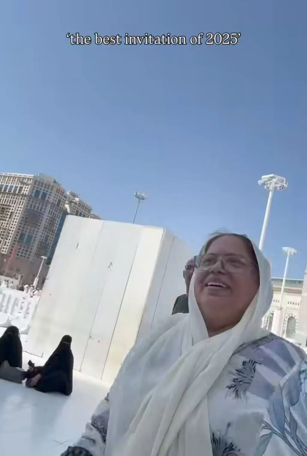 ہیرا خان اور ارسلان خان عمرہ پرفارم کرتے ہیں
