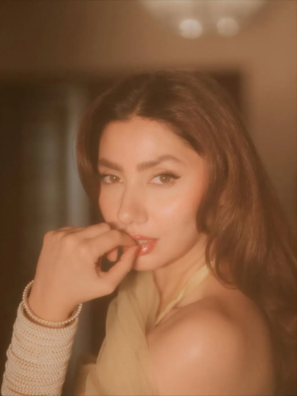 مہیرا خان کی ابرو لفٹ اور فلرز نے بحث کی نیلوفر کے پروموشنل ایونٹ کی تصاویر جس کی میزبانی فواد اور مہیرا نے کی ہے