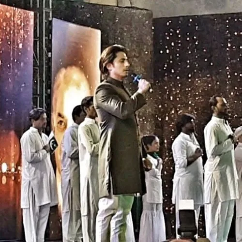 کومل میر نے قومی ترانے کی بے عزتی کرنے پر تنقید کی کومل میر نے قومی ترانے کی بے عزتی کرنے پر تنقید کی