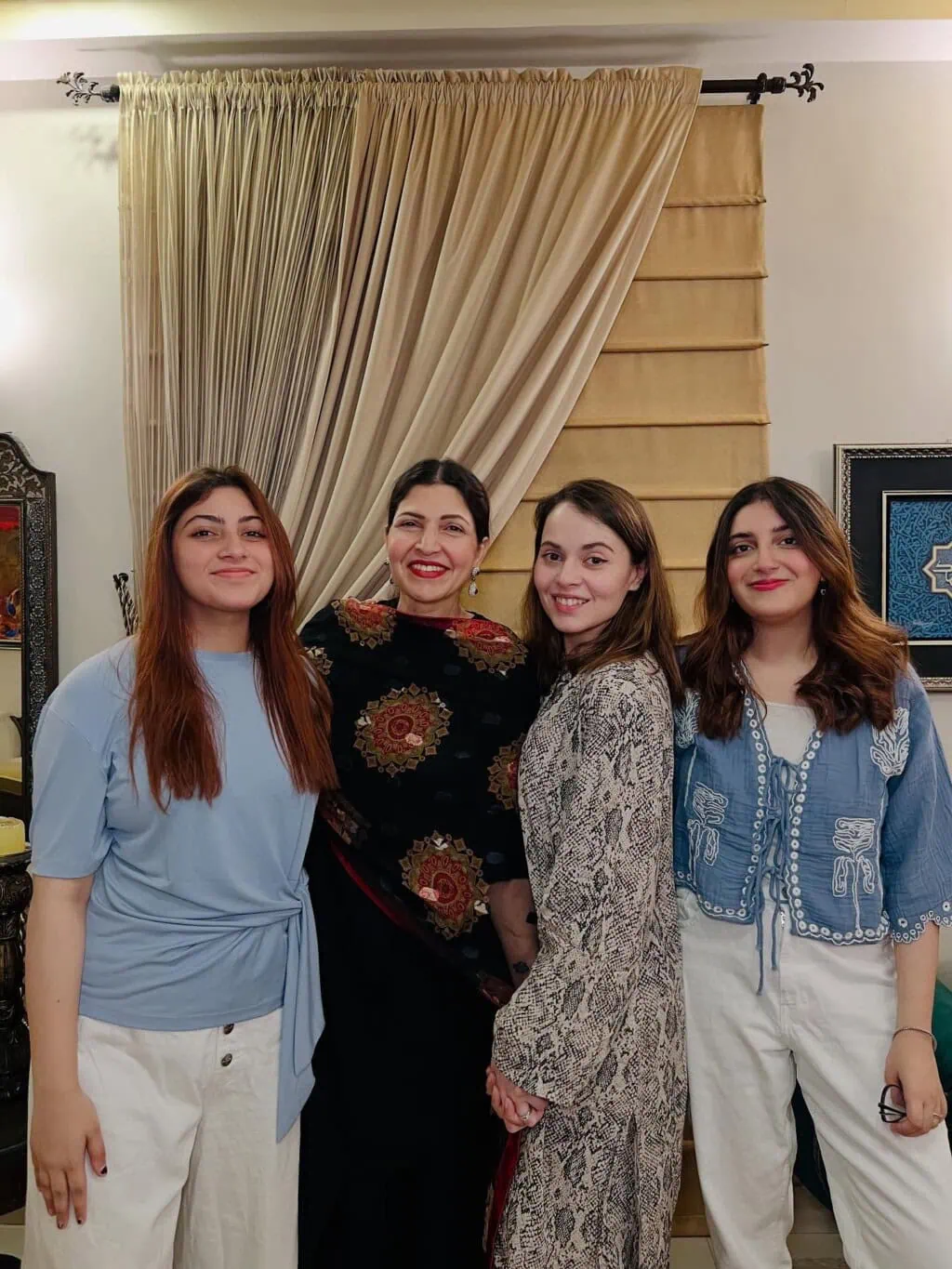 شگوفٹا ایجاز کی اپنے کنبے کے ساتھ خوبصورت تصاویر